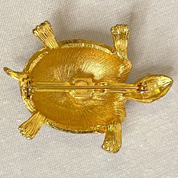 JJ Jonette Jewelry Turtle Brooch Snow White Enamel On Gold Tone Metal - Picture 5 of 7